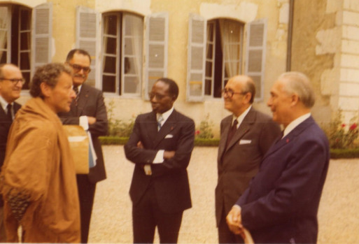 Le président Léopold Senghor entouré par Jean-Louis Barrault, Pierre Claudel, Henri Claudel, Jacques Nantet.